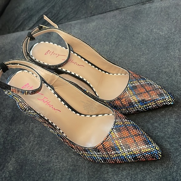 Betsey Johnson Darling RHINESTONE EMBELLISHED FLARED HEEL PUMP IN RED MULTI - Picture 4 of 7